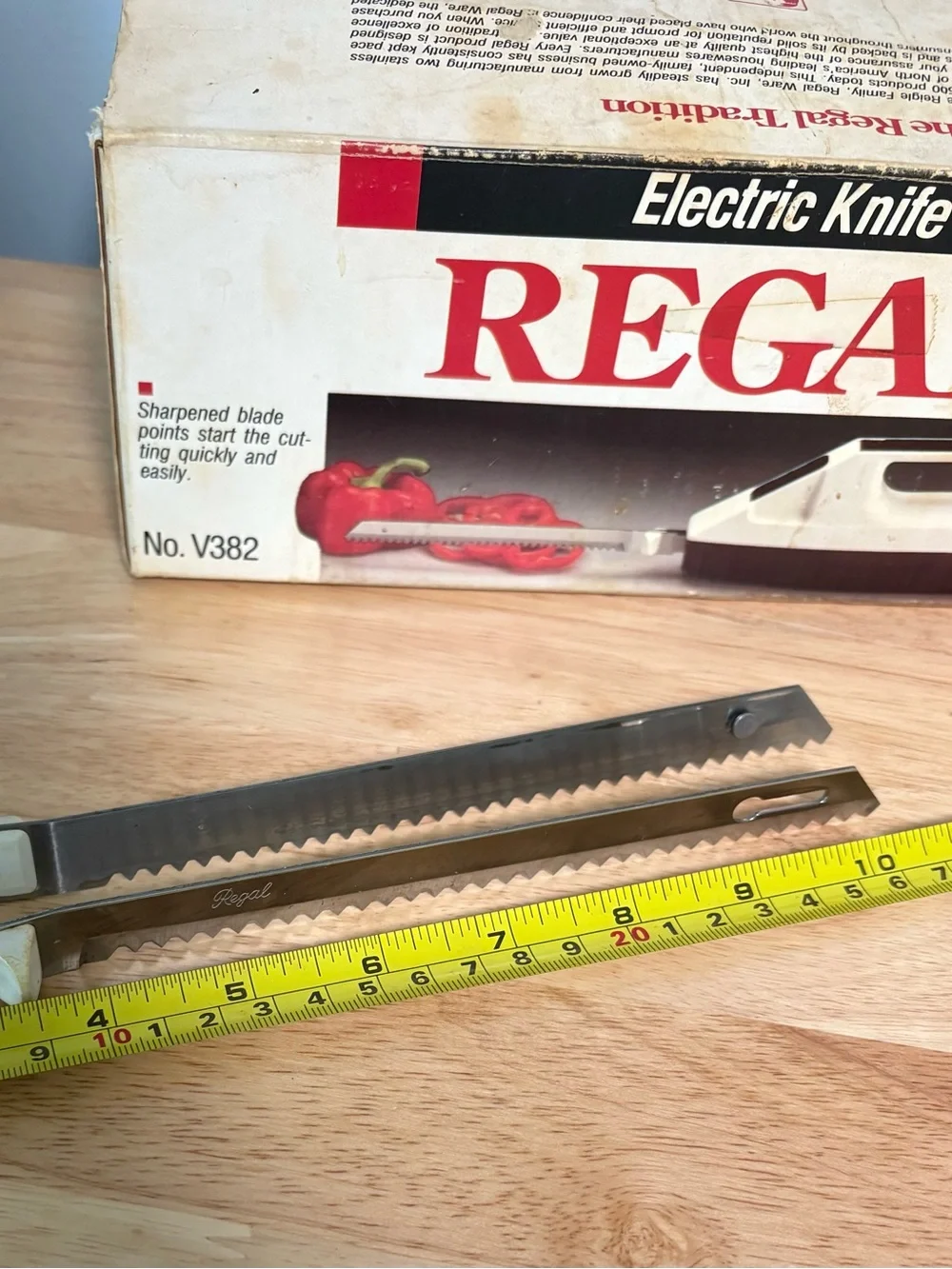 Regal Electric Knife in White and Brown